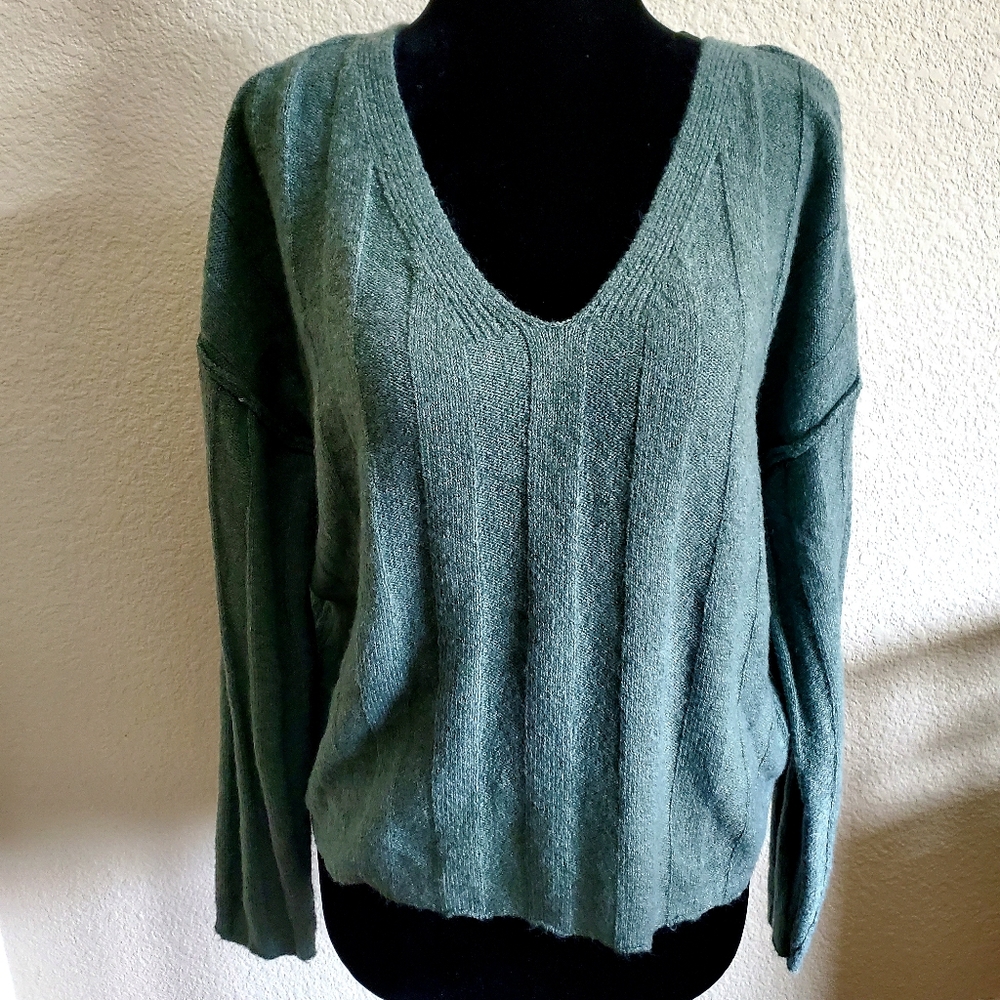 ♡♡♡♡♡ NWT Pink Rose knit sweater. - Picture 6 of 11
